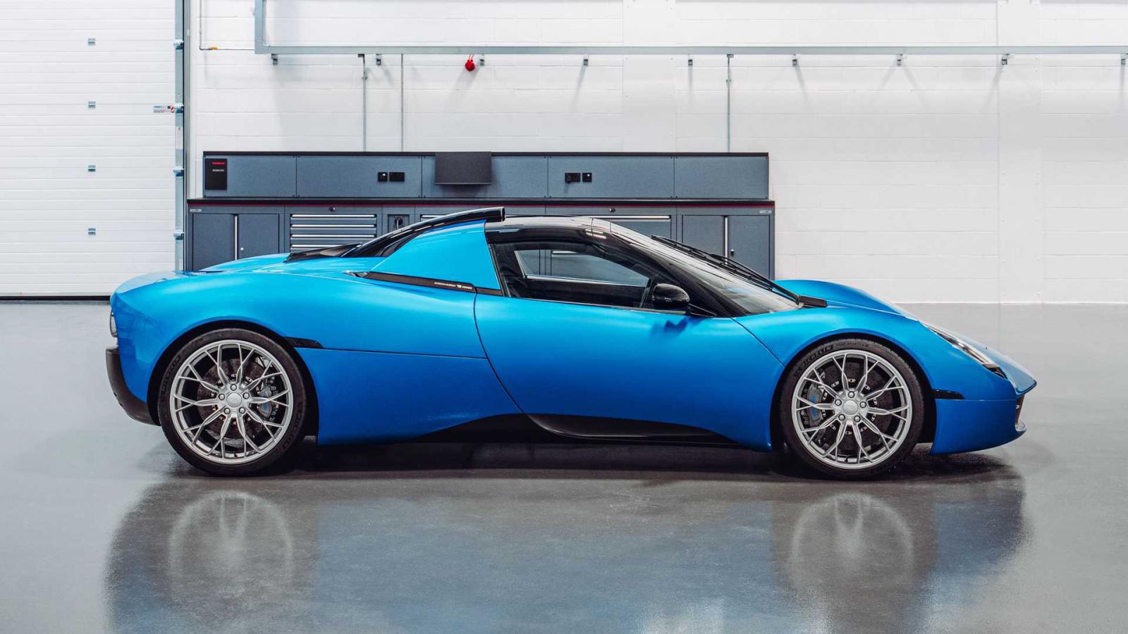 Με V12 μοτέρ, 617 PS και αφαιρούμενη οροφή το GMA T.33 Spider